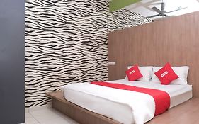 Super Oyo 89930 Golden Guest House